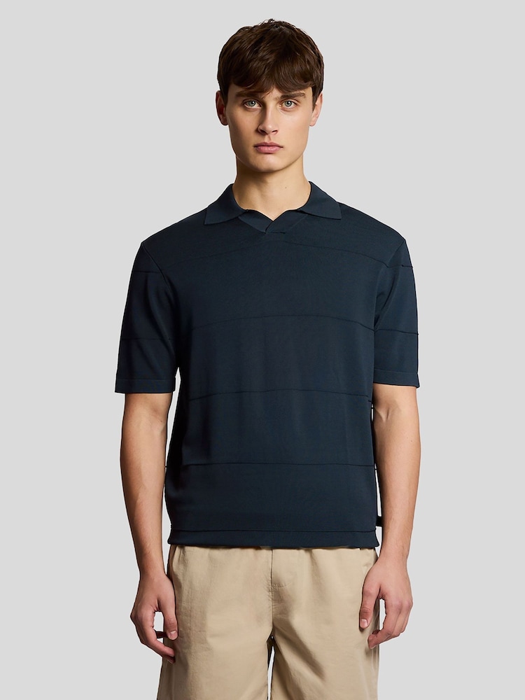 שחור - Lyle & Scott חולצת פולו סרוגה בדוגמת פסים בגוונים דומים - תמונה 1 מתוך 6