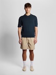 שחור - Lyle & Scott חולצת פולו סרוגה בדוגמת פסים בגוונים דומים - תמונה 2 מתוך 6