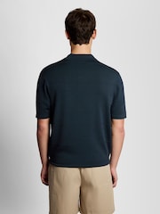 שחור - Lyle & Scott חולצת פולו סרוגה בדוגמת פסים בגוונים דומים - תמונה 3 מתוך 6