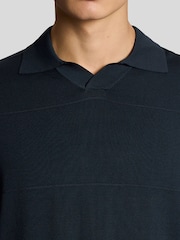 שחור - Lyle & Scott חולצת פולו סרוגה בדוגמת פסים בגוונים דומים - תמונה 4 מתוך 6