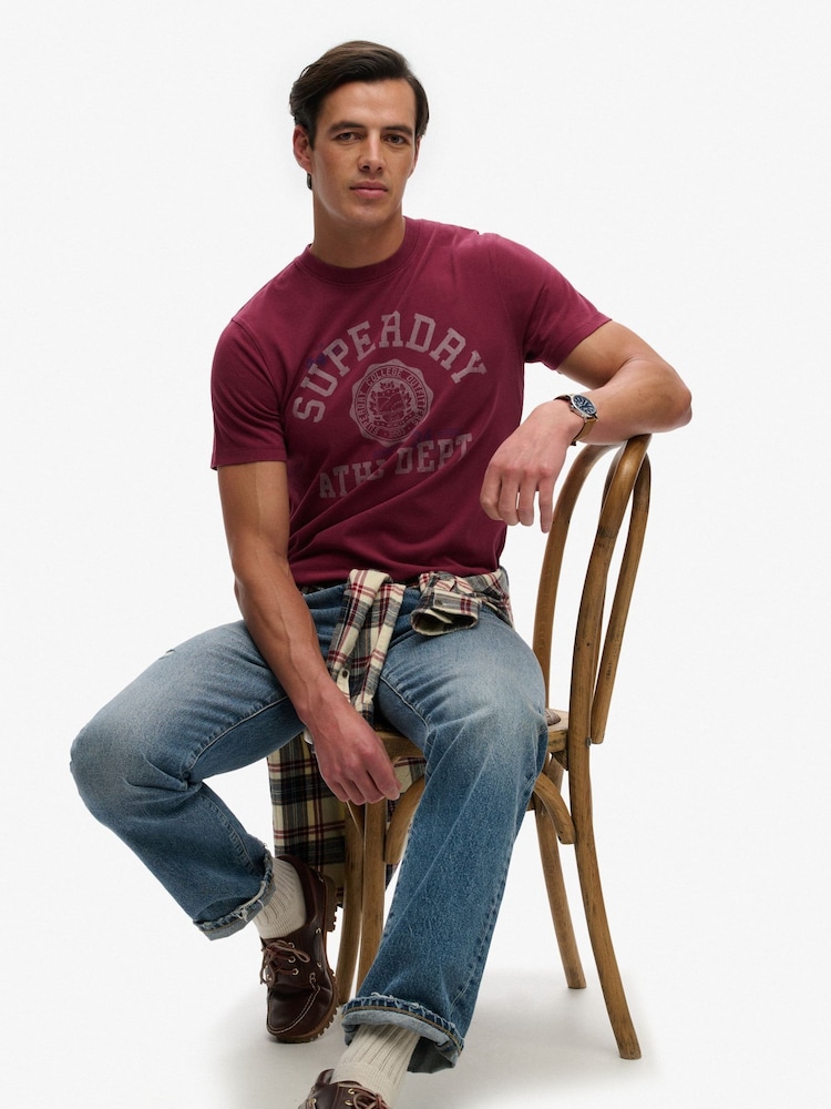 Superdry חולצת טי בגזרה נינוחה ובעיצוב וינטג' בסגנון קולג' אמריקאי - תמונה 1 מתוך 5