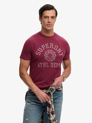 Superdry חולצת טי בגזרה נינוחה ובעיצוב וינטג' בסגנון קולג' אמריקאי - תמונה 2 מתוך 5
