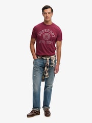 Superdry חולצת טי בגזרה נינוחה ובעיצוב וינטג' בסגנון קולג' אמריקאי - תמונה 4 מתוך 5