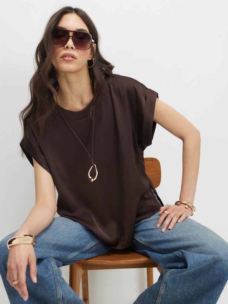 T-shirt River Island à manches courtes en satin avec revers et poignets - Image 1 de 4