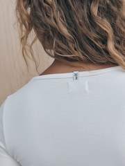 بيج فاتح - تيشرت مضلع بكم طويل من مزيج الفيسكوز من self. - صورة 4 من 8