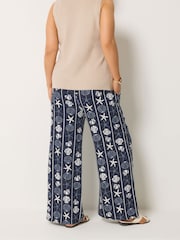Yours Curve Shell Print Wide Leg Trousers - Imagen 2 de 5