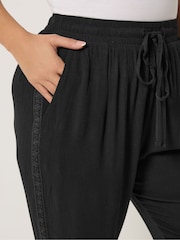 Yours Curve Crochet Side Cropped Trousers - Imagen 4 de 4