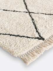 La Redoute Intérieurs White Black Jiraya Fringed Berber-Style Rug - Image 3 of 3