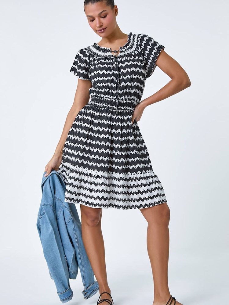 فستان بتصميم مجمع بطبعة متعرجة على الحواف من Roman - Image 2 of 5 فستان بتصميم مجمع بطبعة متعرجة على الحواف من Roman - Image 2 of 5