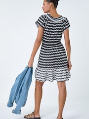 فستان بتصميم مجمع بطبعة متعرجة على الحواف من Roman - Image 3 of 5