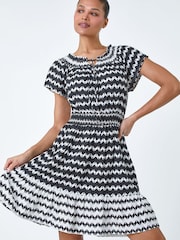 فستان بتصميم مجمع بطبعة متعرجة على الحواف من Roman - Image 4 of 5