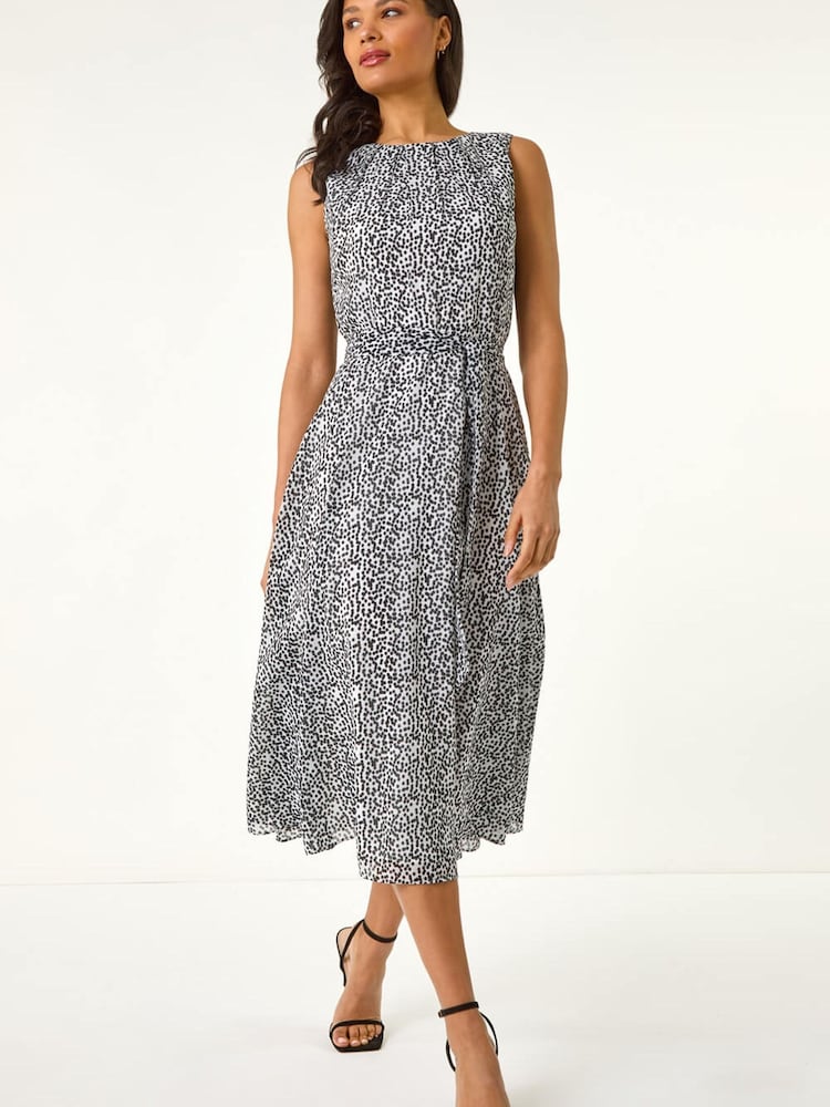 فستان متوسط الطول طبعة منقطة بطيات من Roman - Image 2 of 5 فستان متوسط الطول طبعة منقطة بطيات من Roman - Image 2 of 5