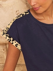 Navy - Love & Roses Crew Neck Animal Tipped T-Shirt - Larawan 2 ng 4