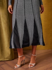 Love & Roses Wrap Front V-Neck Godet Skirt Midi Dress - صورة 4 من 5