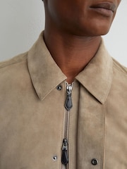 Marrom Taupe - Reiss Granual Suede Twin-Pocket Jacket - Imagem 4 de 8
