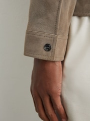 Marrom Taupe - Reiss Granual Suede Twin-Pocket Jacket - Imagem 6 de 8