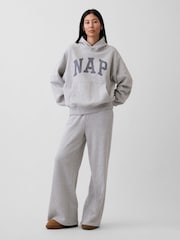 Pelēks - Gap VintageSoft NAP Logo Hoodie - Attēls 5 no 6