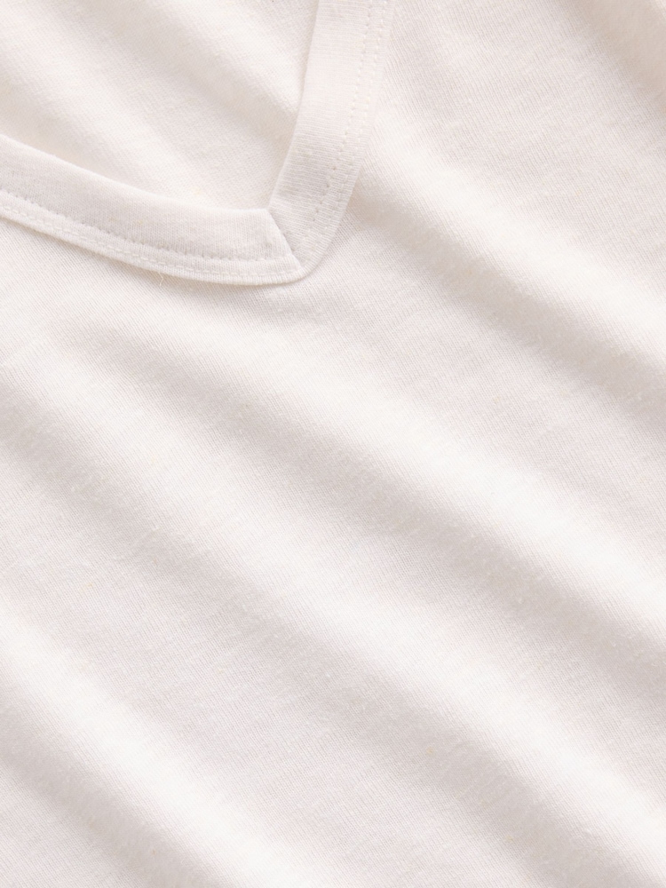 Gap White Linen-Blend Relaxed V-Neck T-Shirt - Image 4 of 4 Gap White Linen-Blend Relaxed V-Neck T-Shirt - Image 4 of 4