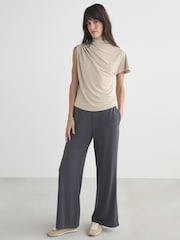 Piedra - Asymmetric Draped Short Sleeve Top - Imagen 2 de 8
