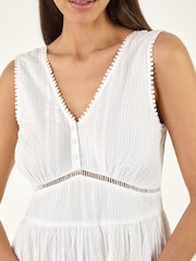 Blanco - Roman Seersucker V-Neck Midi Dress - Imagen 5 de 5
