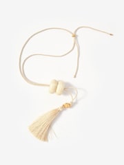 שמנת - Mint Velvet שרשרת תליון שרף סינתטי וגדילים - תמונה 2 מתוך 4