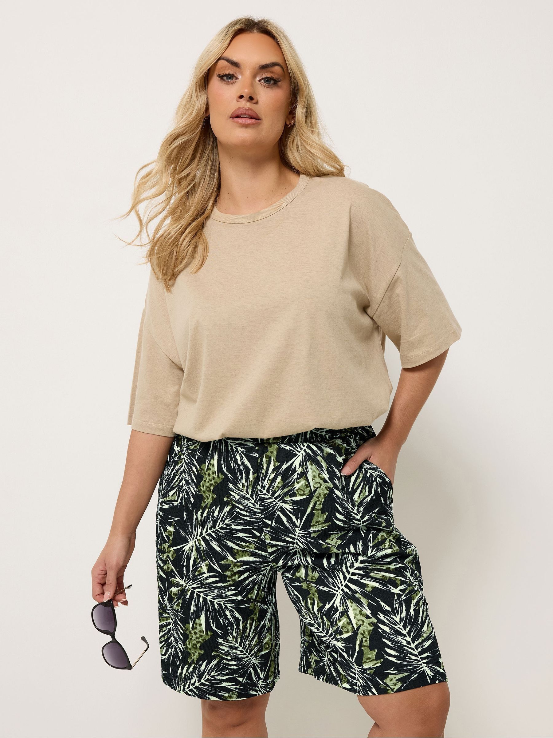Yours Women's Black Leaf Print Textured Shorts In | Size: 26-28 - Image 2