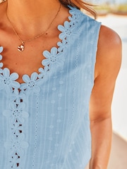 Sosandar Floral Crochet Trim Top - תמונה 4 מתוך 4