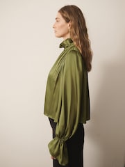 أخضر - CERENE Long Sleeve High Neck Satin Blouse - صورة 2 من 10