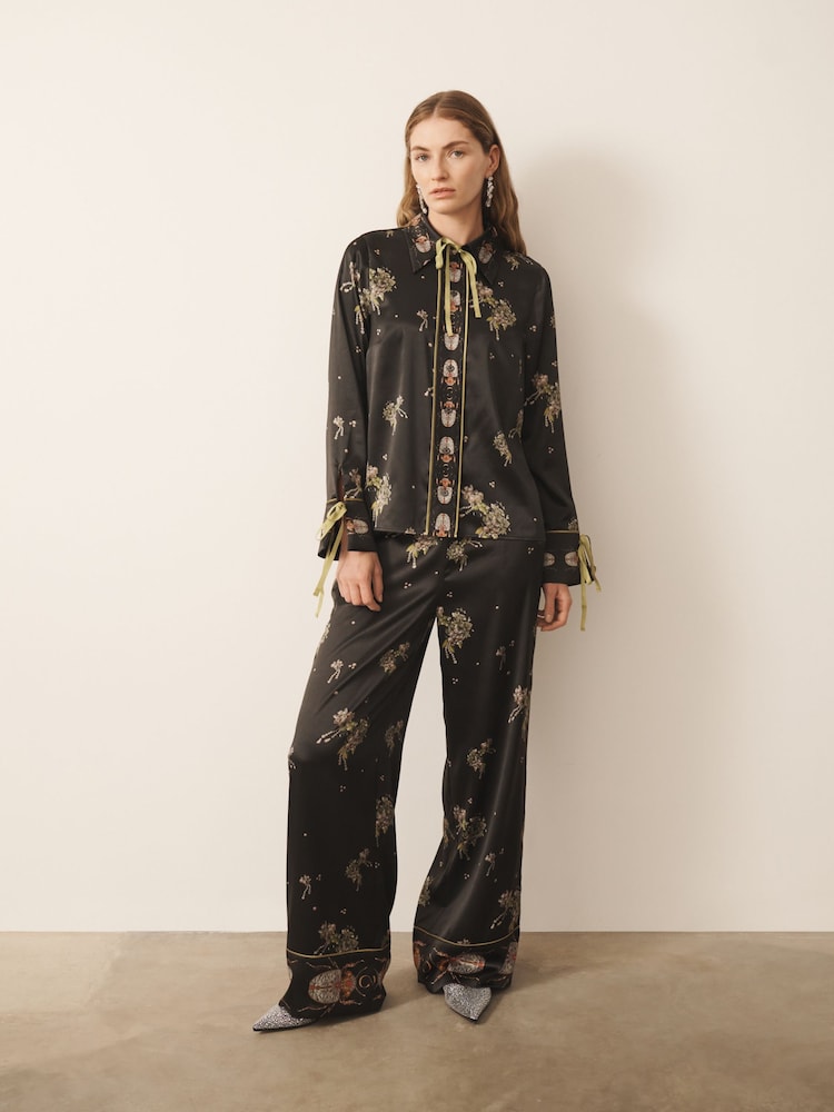 Black Precoius Ditsy Floral Print - CERENE Cerenity Floral Print Satin Shirt - תמונה 1 מתוך 11 Black Precoius Ditsy Floral Print - CERENE Cerenity Floral Print Satin Shirt - תמונה 1 מתוך 11