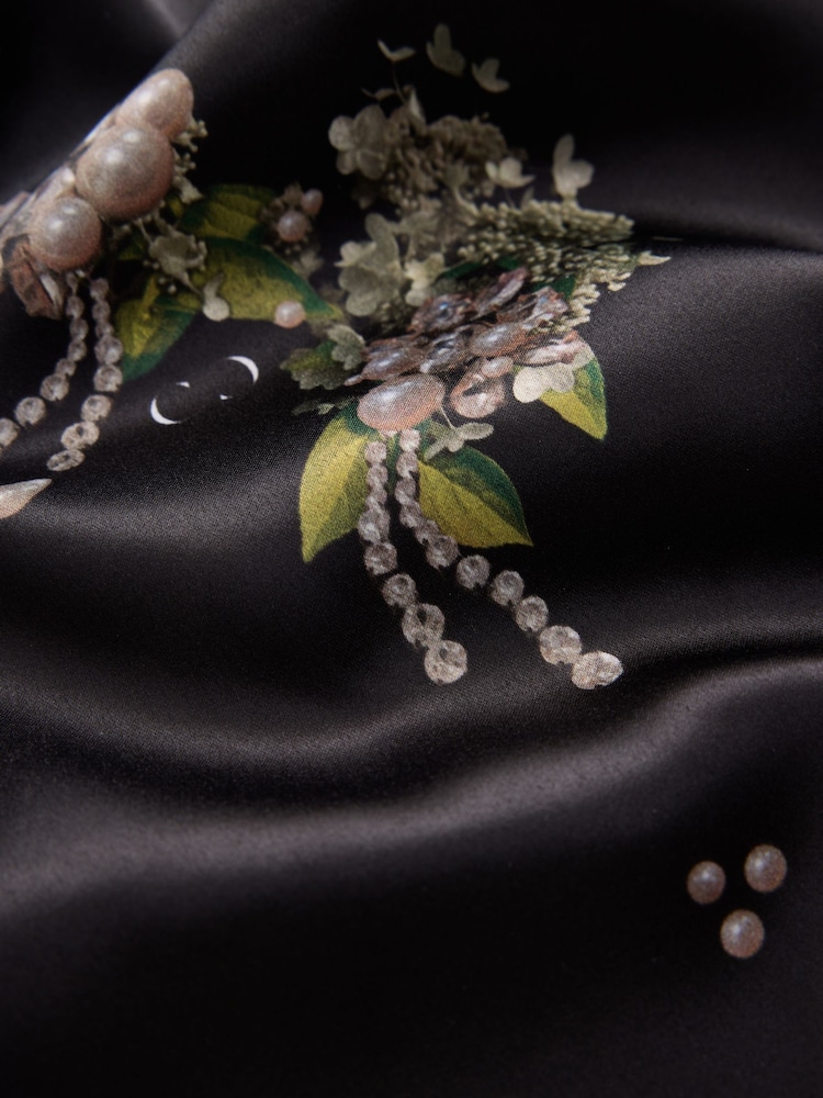 Black Precoius Ditsy Floral Print - CERENE Cerenity Floral Print Satin Shirt - תמונה 11 מתוך 11 Black Precoius Ditsy Floral Print - CERENE Cerenity Floral Print Satin Shirt - תמונה 11 מתוך 11