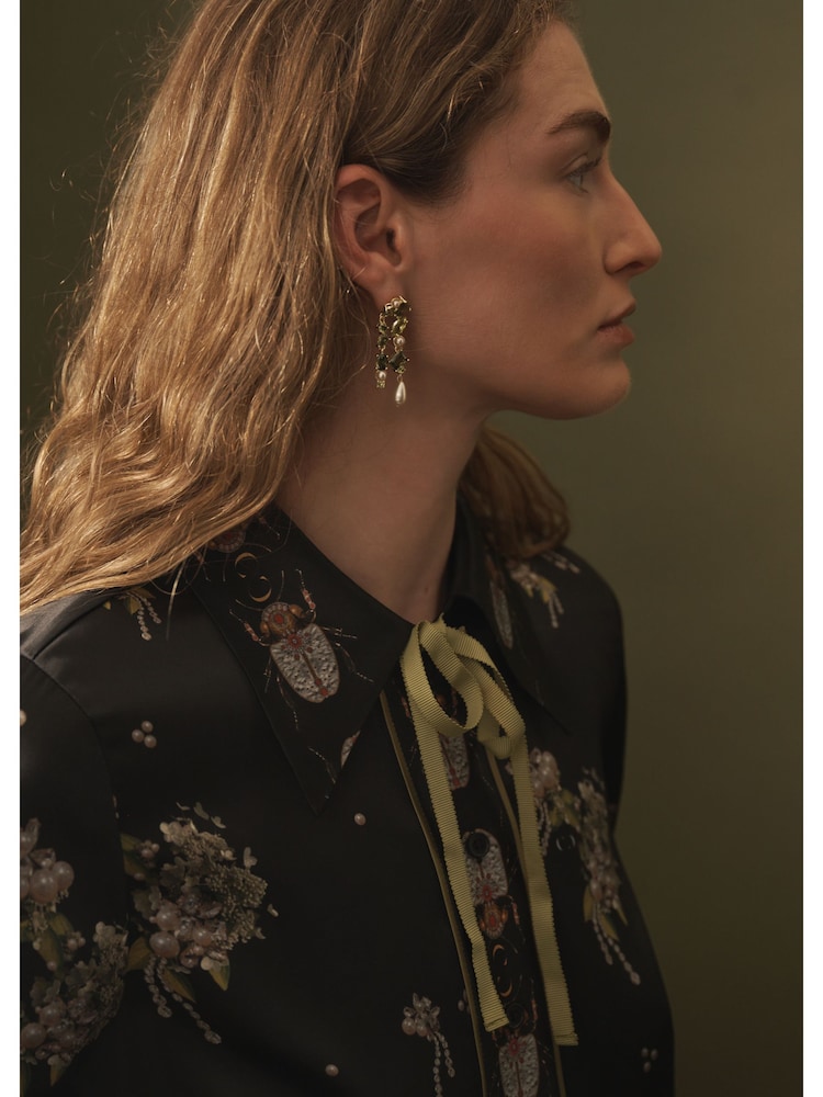 Black Precoius Ditsy Floral Print - CERENE Cerenity Floral Print Satin Shirt - תמונה 2 מתוך 11 Black Precoius Ditsy Floral Print - CERENE Cerenity Floral Print Satin Shirt - תמונה 2 מתוך 11