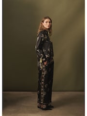 Black Precoius Ditsy Floral Print - CERENE Cerenity Floral Print Satin Shirt - תמונה 4 מתוך 11