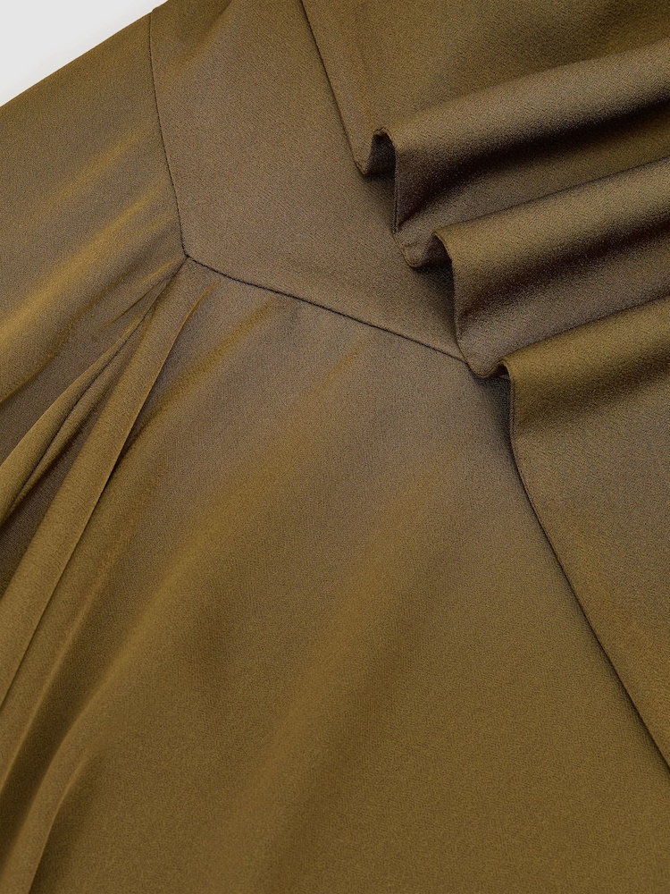 Vert kaki - Robe midi drapée asymétrique en satin Naomi de Reiss - Image 8 sur 8 Vert kaki - Robe midi drapée asymétrique en satin Naomi de Reiss - Image 8 sur 8