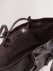 Burgunderrot - Large Pinched Shoulder Bag - Bild 5 von 5