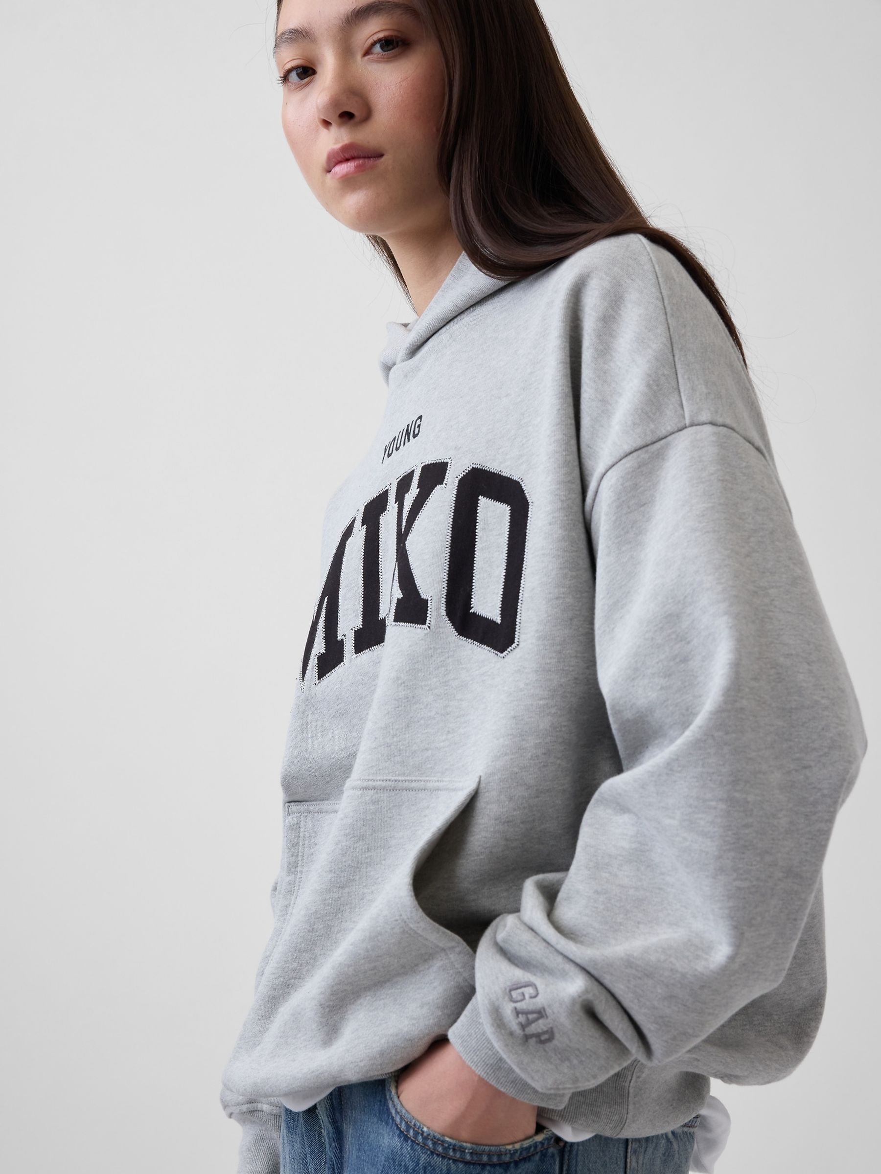 GAP YOUNG MIKO ヘビーウェイトロゴパーカー Gap公式オンラインストア | Young Miko ヘビーウェイト ロゴパーカー