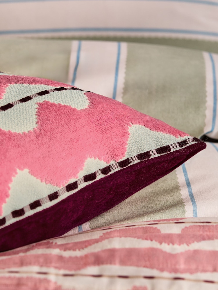 Cut Velvet Abstract Wiggle Stripe Cushion - Obraz 2 z 4 Cut Velvet Abstract Wiggle Stripe Cushion - Obraz 2 z 4