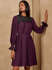 Violetti - Love & Roses -pitsi-kaarredetaljillinen Vyöllinen minimekko - Kuva 1 / 4
