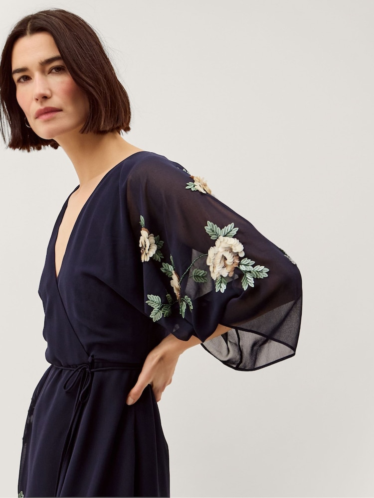 فستان متوسط الطول بتصميم ملفوف مطرَّز بورود Clara من Monsoon - Image 4 of 4