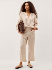 بنطلون كتّان بقصّة رِجل مستقيمة قصيرة Lucy من Monsoon - Image 3 of 5