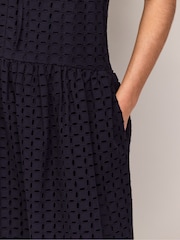 Ro&Zo Navy Broderie V-Neck Midi Dress - Imagen 3 de 6