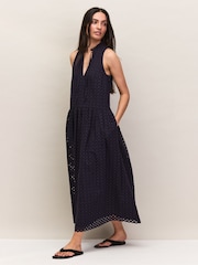 Ro&Zo Navy Broderie V-Neck Midi Dress - Imagen 4 de 6