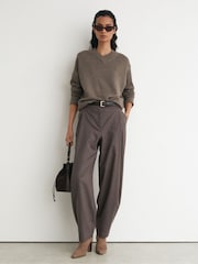 Reiss Dark Neutral Mari Wool-Cashmere V-Neck Jumper - Image 3 of 7