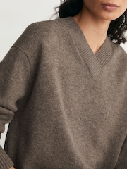 Reiss Dark Neutral Mari Wool-Cashmere V-Neck Jumper - Image 6 of 7