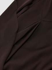 Reiss Sabine Petite Sateng Maxikjole med Cape-Detalj - Bilde 7 av 8
