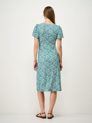 أخضر - فستان Jenna من قماش جيرسي بأكمام متطايرة من Crew Clothing - Image 2 of 4