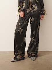 Black Precious Ditsy - CERENE Hose mit weitem Bein aus Satin mit Floralprint - Bild 1 von 11