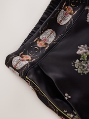 Black Precious Ditsy - CERENE Hose mit weitem Bein aus Satin mit Floralprint - Bild 4 von 11