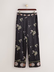 Black Precious Ditsy - CERENE Hose mit weitem Bein aus Satin mit Floralprint - Bild 9 von 11