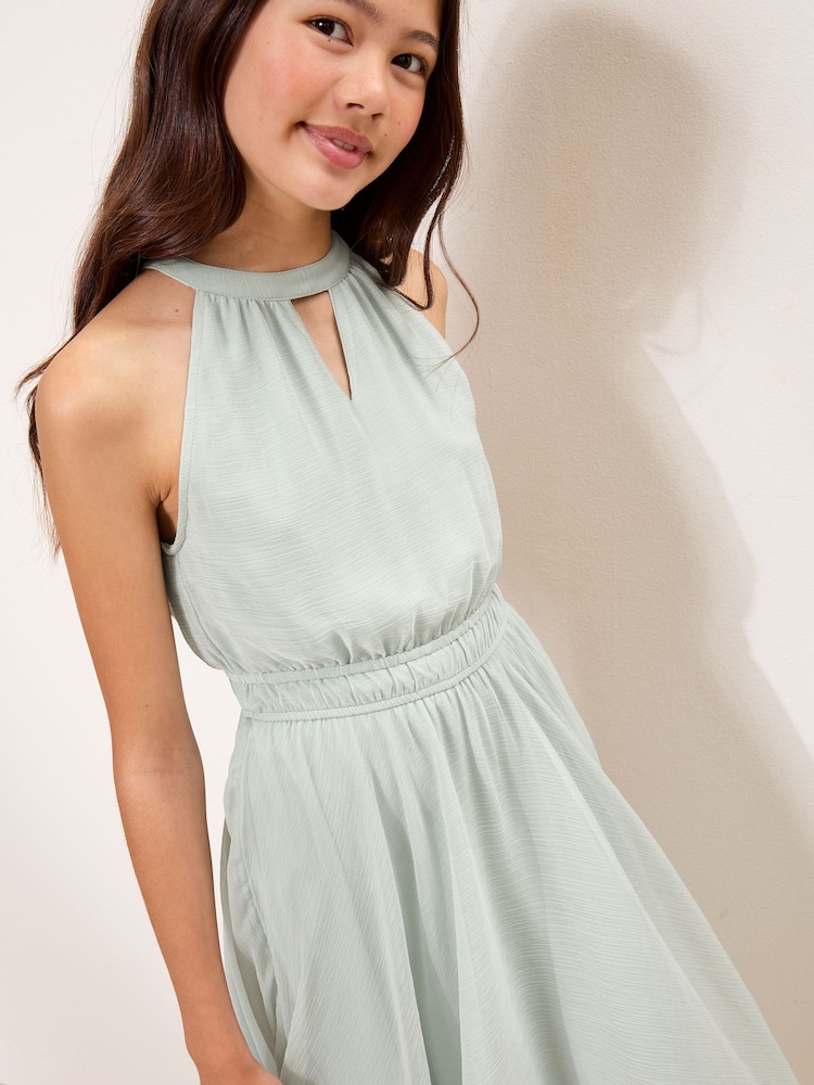 Green Cut Out - Vestido de ocasión con cuello halter y dobladillo de pañuelo de Lipsy (5-16años) - Imagen 2 de 4 Green Cut Out - Vestido de ocasión con cuello halter y dobladillo de pañuelo de Lipsy (5-16años) - Imagen 2 de 4