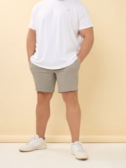 بني - شورت تشينوز قابل للتمدد بمقاس كبير وطويل من Badrhino - Image 1 of 4